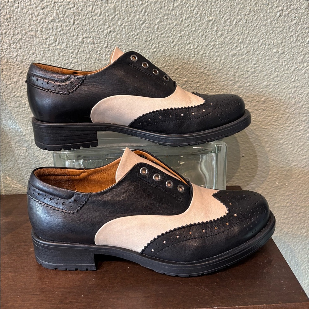 Miz Mooz Peabody in Black/Cream - Picture 2 of 4